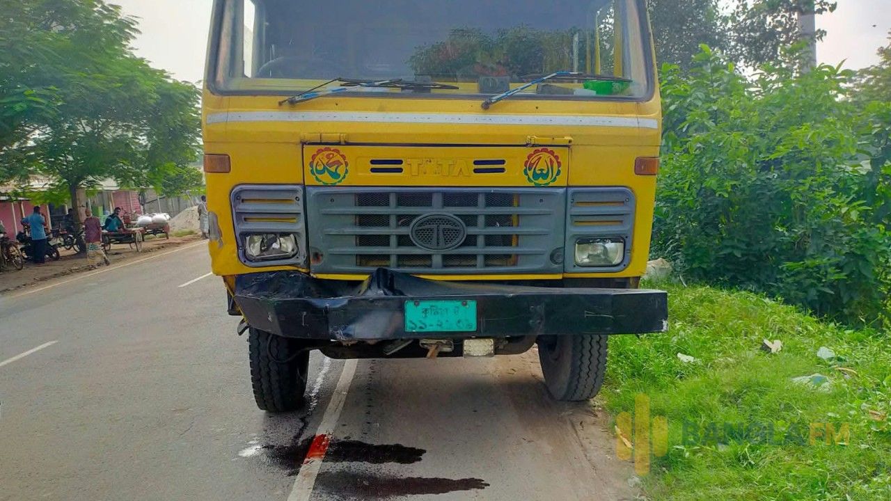 কুষ্টিয়ায় ড্রাম ট্রাকের চাপায় করিমন চালক নিহত