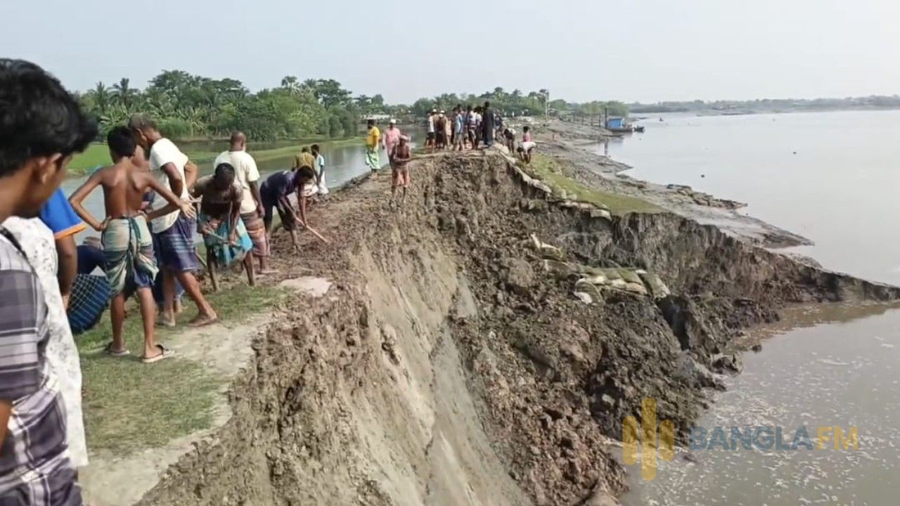 সাতক্ষীরার আশাশুনির কুড়িকাহুনিয়ার বেড়িবাঁধে ভাঙন