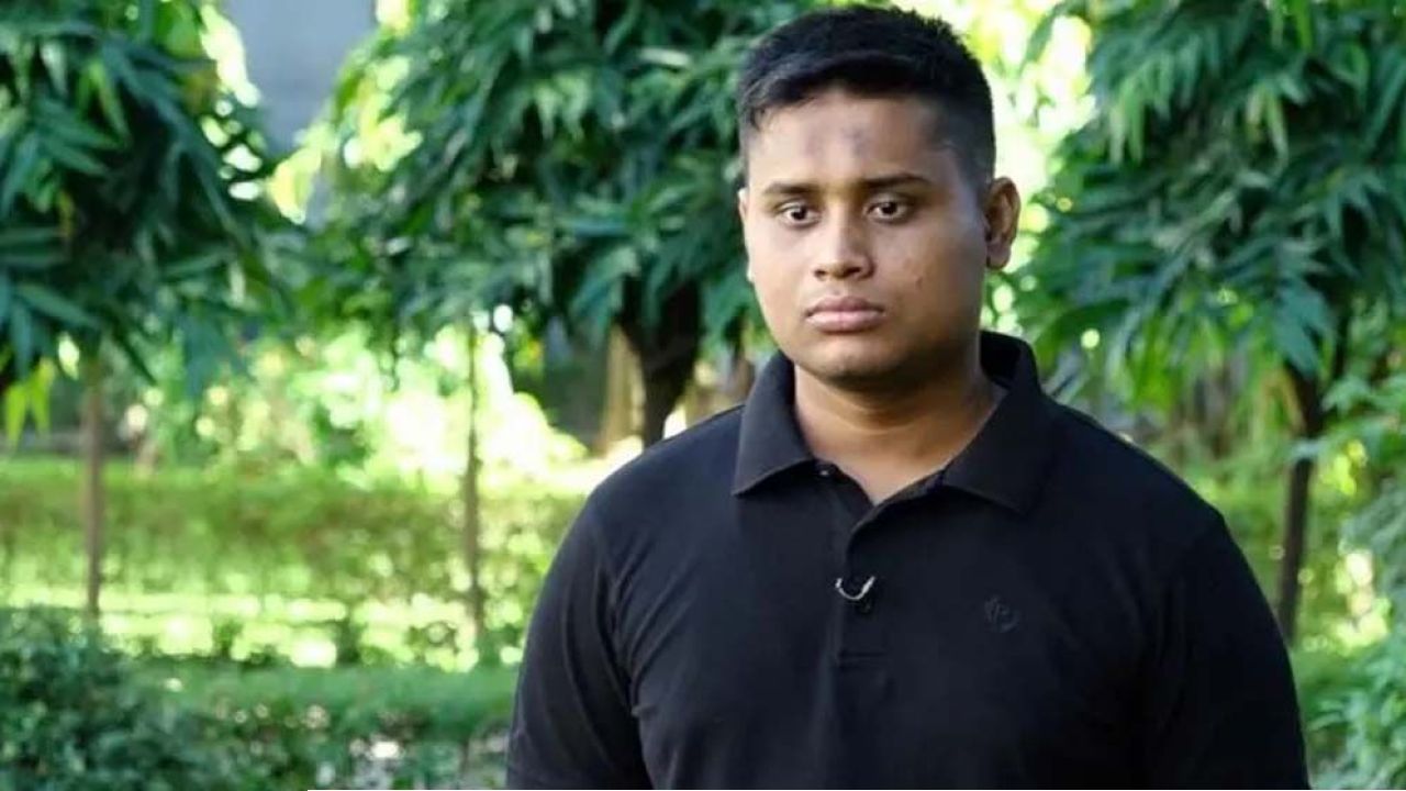 হাসনাত আবদুল্লাহ বলেছেন,'জনপ্রতিনিধি বা রাজনৈতিক নেতাদের আত্মপ্রচারের জন্য নামফলকে ব্যক্তির নাম ব্যবহার বন্ধ করা উচিত'। আপনিও কি তাই মনে করেন?