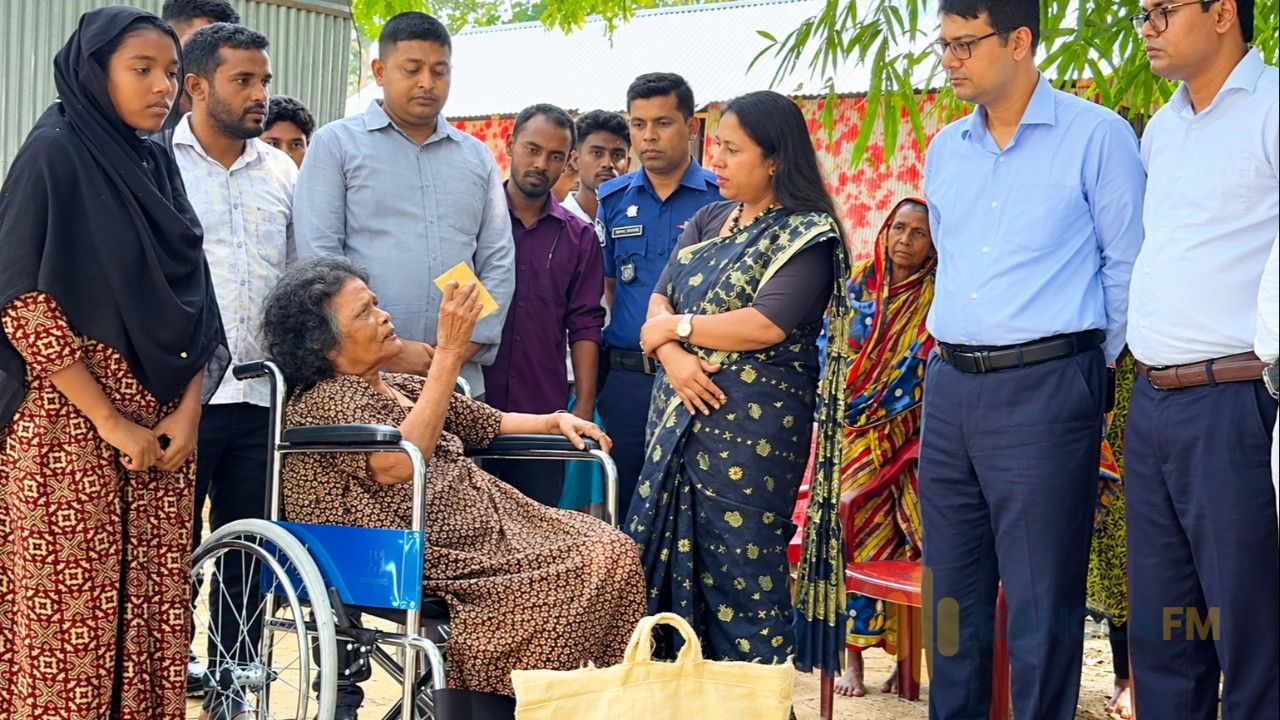চার দেয়ালের বন্দিত্ব থেকে মুক্তি, ঝমেলার পাশে জেলা প্রশাসক