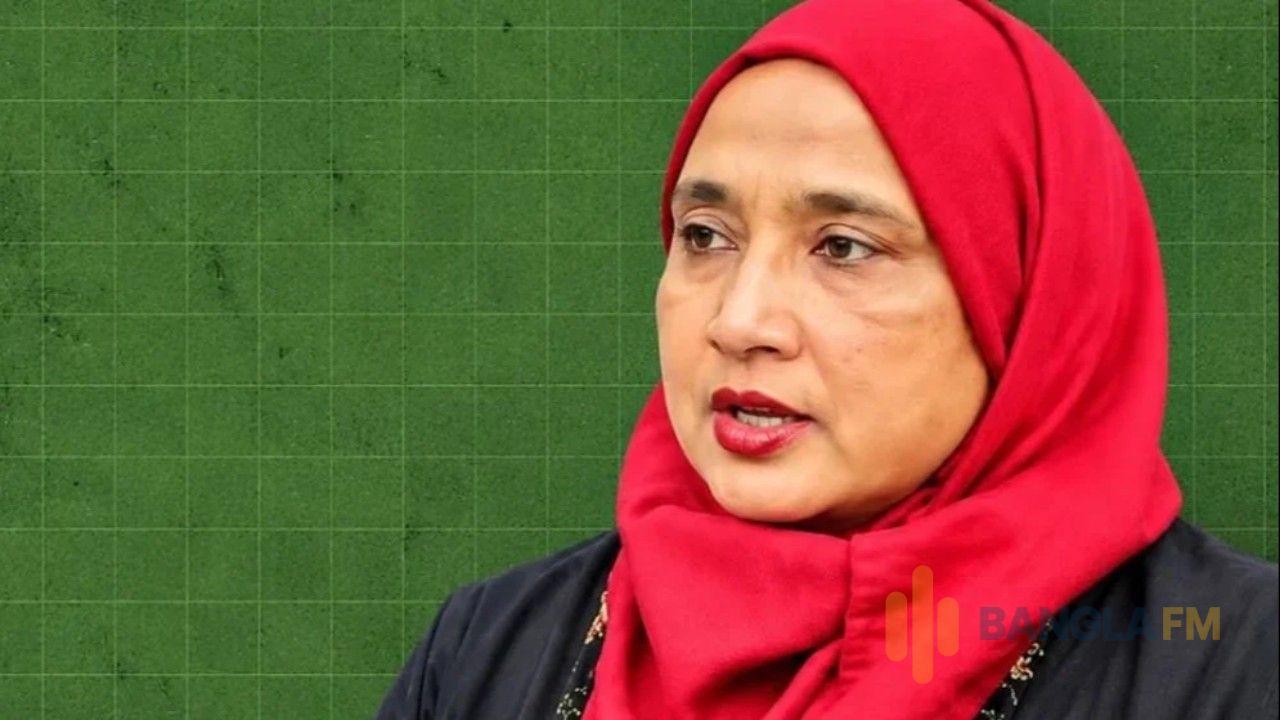 পদত্যাগপত্র জমা দিতে স্পিকারের কাছে যাচ্ছেন ফেরদৌসী