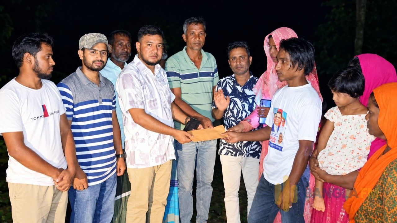 সারিয়াকান্দিতে অগ্নিকাণ্ডে ক্ষতিগ্রস্ত তিন পরিবারের পাশে বিএনপি নেতা সিরাজুল ইসলাম ফুল