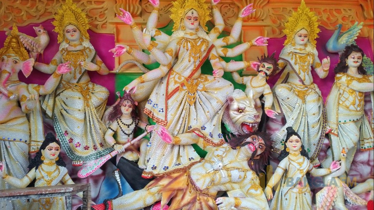 সাতক্ষীরার আশাশুনিতে ৩৫ হাজার মুক্তায় সাজানো হচ্ছে দুর্গা প্রতিমা