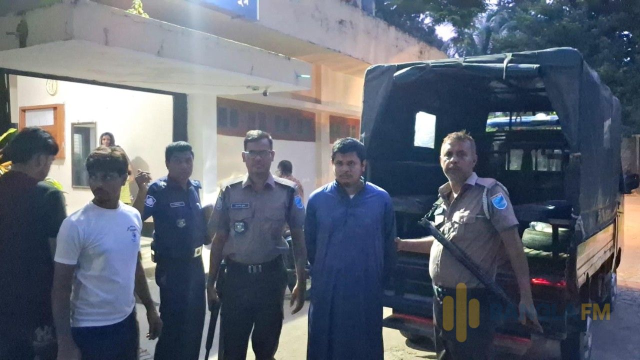 চরভদ্রাসনে মাদ্রাসাছাত্রের সঙ্গে অনৈতিক আচরণের অভিযোগে শিক্ষক আটক