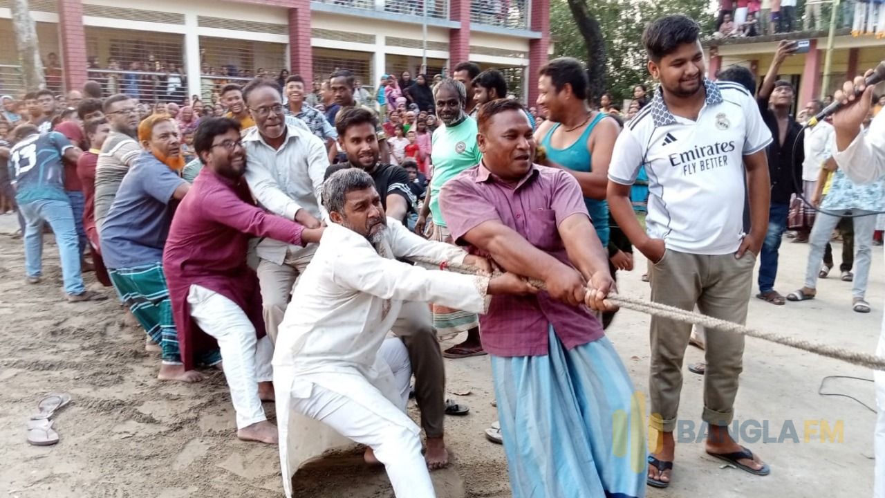 ডোমার জোড়াবাড়ীতে গ্রাম বাংলার ঐতিহ্যবাহী রশি টানাটানি প্রতিযোগিতা 