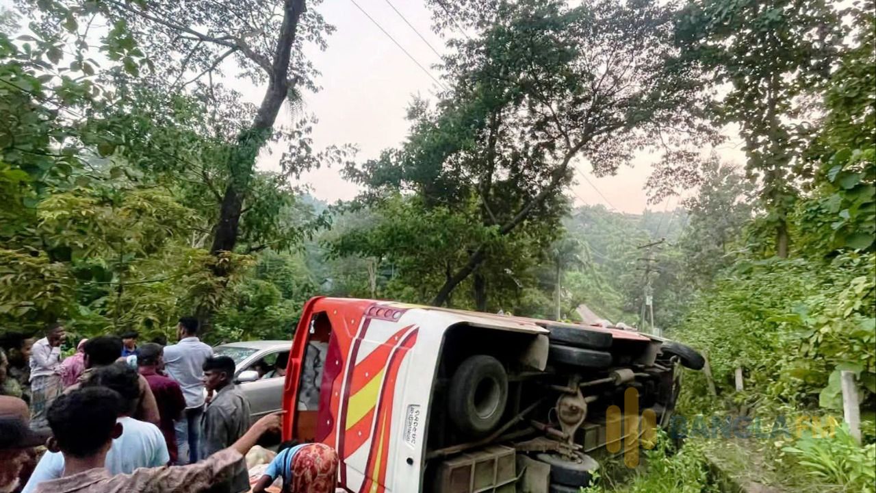 থানচি থেকে বান্দরবান আসার পথে যাত্রীবাহী বাস উল্টে কয়েকজন আহত