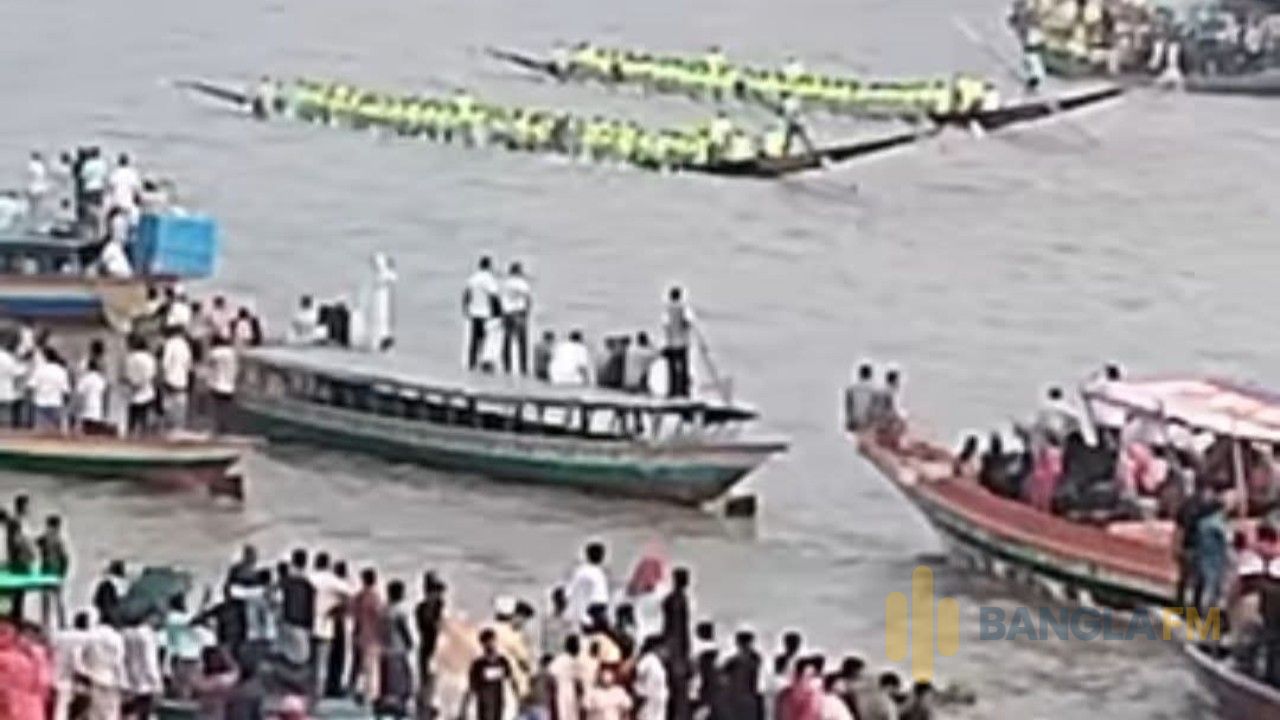 মানিকগঞ্জের বেউথা কালীগঙ্গা নদীতে ঐতিহাসিক নৌকা বাইচ, লাখো মানুষের ঢল