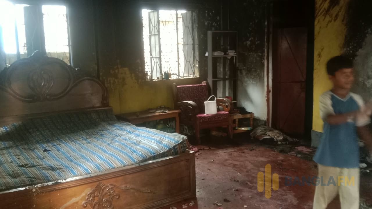 সিরাজদিখানে বসত- বাড়িতে হামলা ভাঙচুর, আটক ৩ 