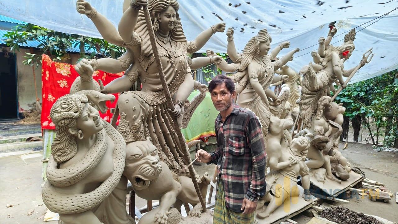 ফুলবাড়ীতে মাটির প্রতিমায় দেবীর রূপ, আড়ালে শিল্পীদের জীবনসংগ্রাম