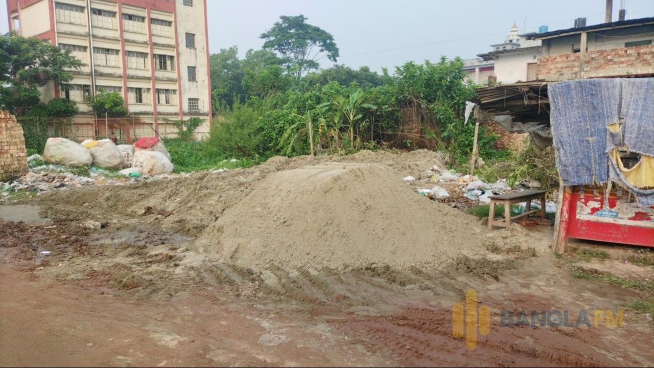 সরকারি জায়গায় বালু ফেলে দখল চেষ্টার অভিযোগ বিএনপি নেতার ভাইয়ের বিরুদ্ধে