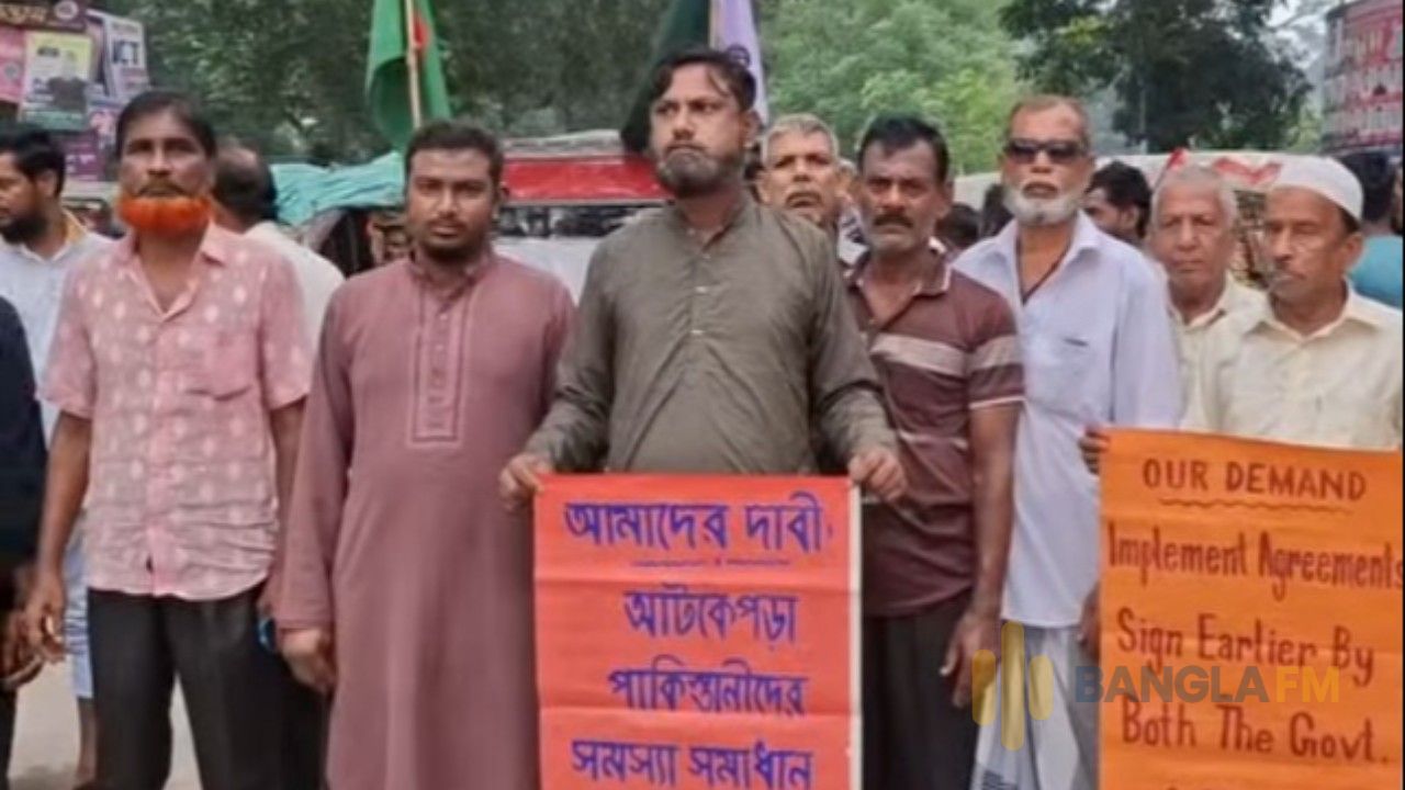 নীলফামারীতে চার দফা দাবিতে উর্দুভাষীদের লংমার্চ, জেলা প্রশাসককে স্মারকলিপি প্রদান