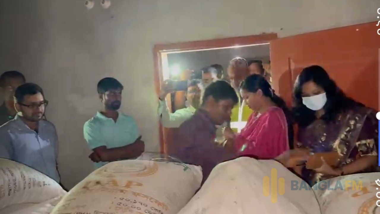 জয়পুরহাটে অবৈধ সার মজুদের সন্ধান, কৃষকের বাড়ি থেকে ৭৬ বস্তা উদ্ধার