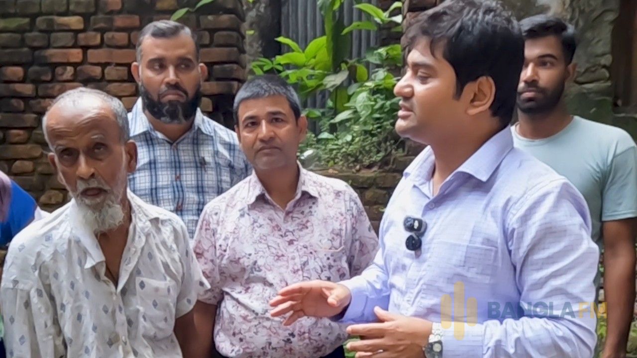 উজিরপুরে অসহায় প্রবীণ শিক্ষকের পাশে উপজেলা প্রশাসন