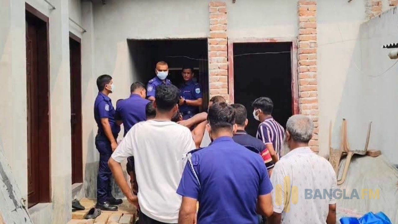 বড়াইগ্রামে পাশের বাড়ির টয়লেট থেকে যুবকের অর্ধগলিত লাশ উদ্ধার