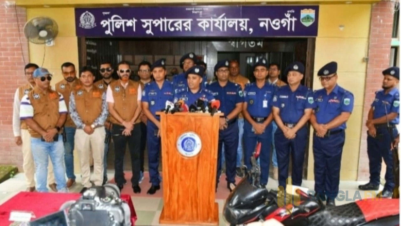 নওগাঁয় ৩৪ লাখ টাকা ছিনতাই, ব্যাংকের ৩ কর্মকর্তাসহ ৬ জন আটক