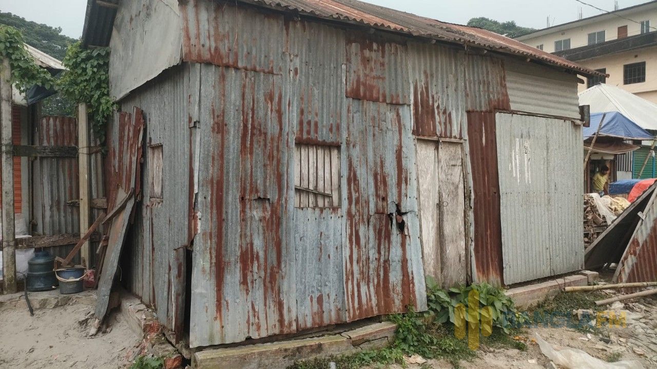 সিংগাইরে ডাকঘরে বেহাল অবস্থা, ঝুকিপূর্ণ টিনের ঘরে চলছে কার্যক্রম