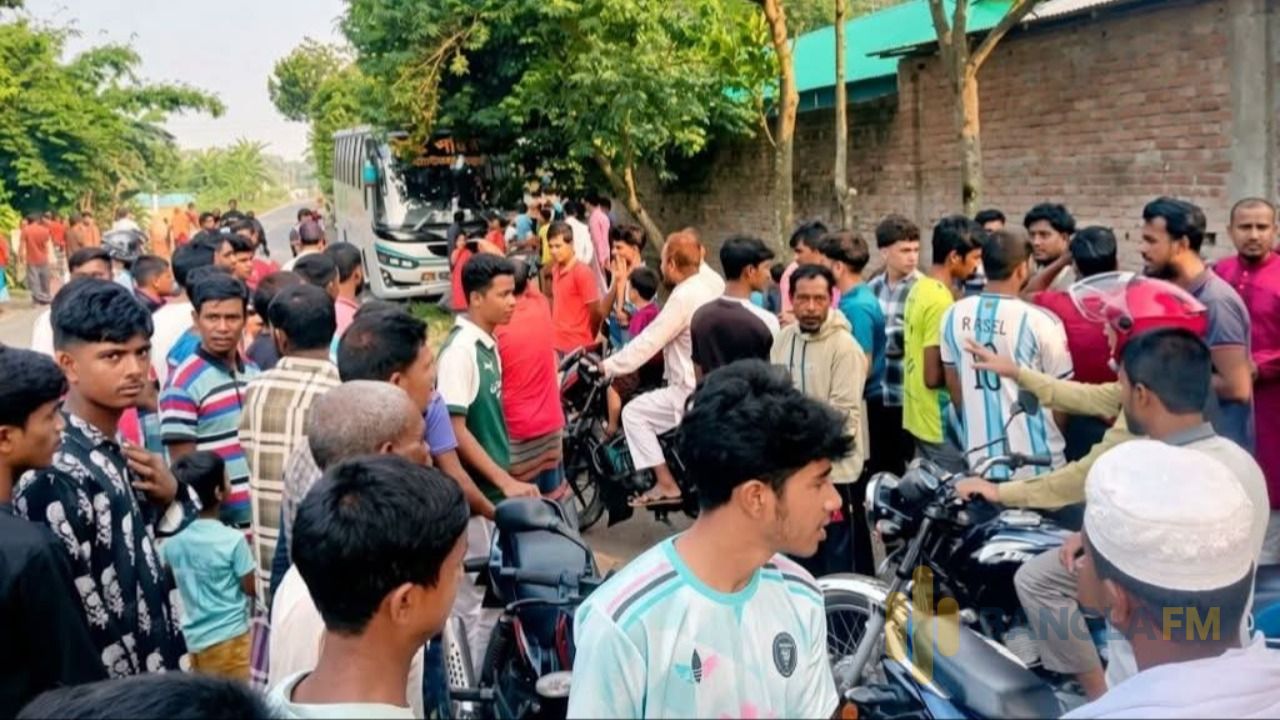 বকশীগঞ্জে বাস চাপায় একই পরিবারের ২ জন নিহত 