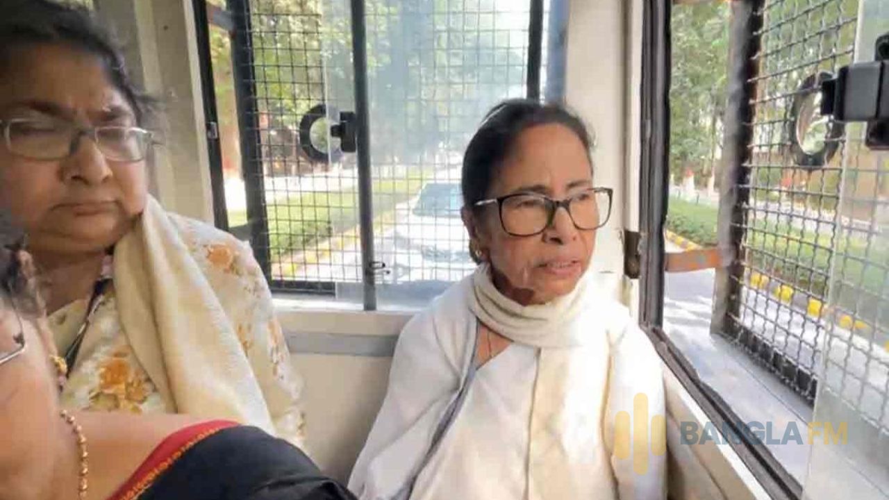 দিল্লিতে মমতা বন্দ্যোপাধ্যায় আটক 