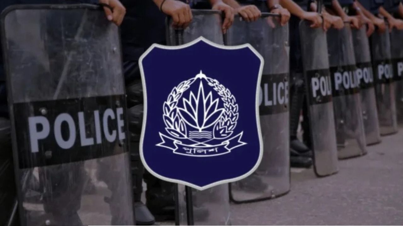 খুলনার চার থানায় পুলিশ সদস্যদের রাতে একা চলাচল না করার নির্দেশ দেওয়া হয়েছে। এ সিদ্ধান্তকে আপনি যৌক্তিক মনে করেন কি?
