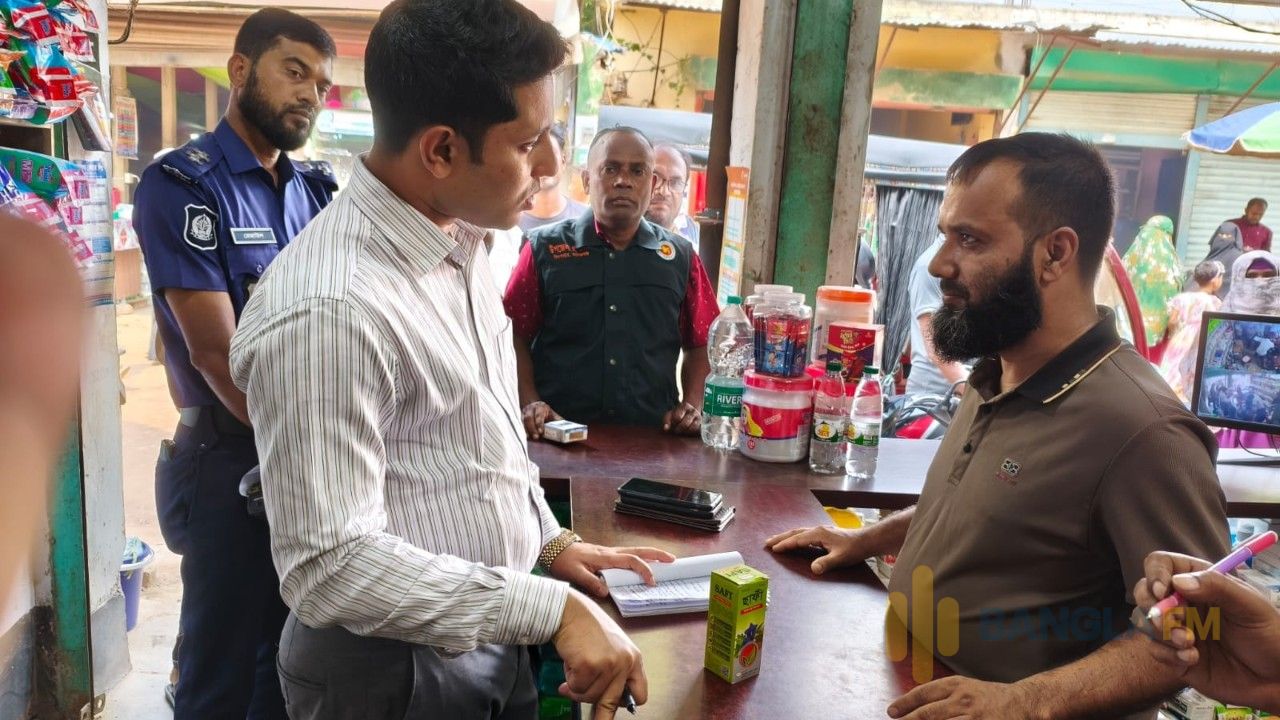 সিংগাইরে মেয়াদোত্তীর্ণ ওষুধ বিক্রির অভিযোগে ৪ ফার্মেসীকে জরিমানা