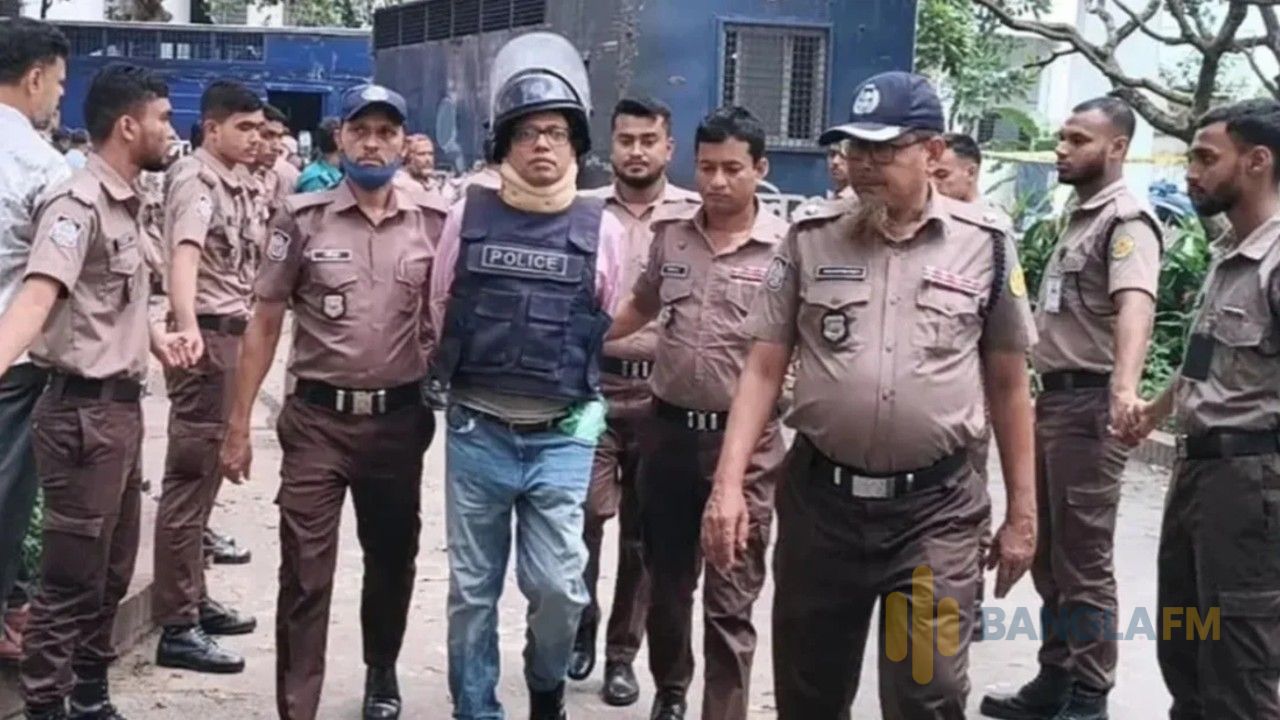 ‘ভয় পাইছে, ভয় পাইছে’: সাক্ষীর উদ্দেশ্যে পলক