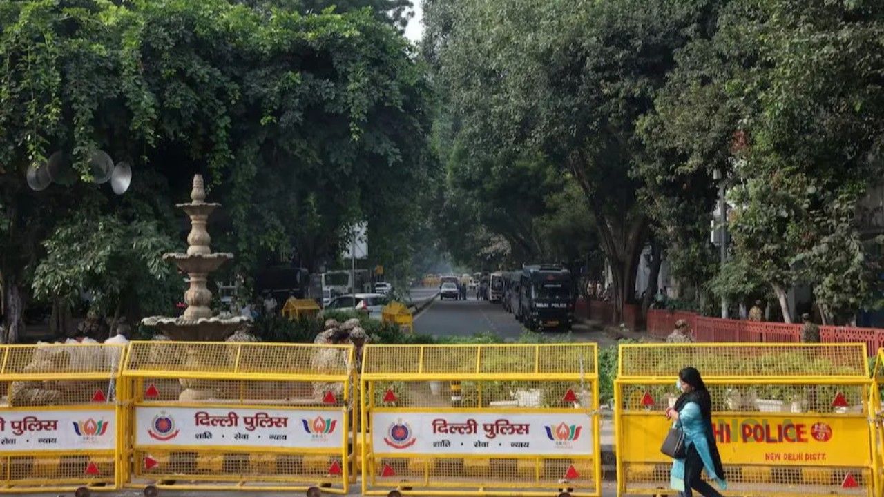 বিক্ষোভের জন্য দিল্লির ৬ মেট্রো স্টেশন বন্ধ