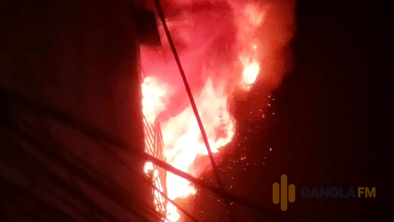 চকবাজারে ক্ষতিগ্রস্ত গুদামের মালামাল না সরালে আবারও আগুন ধরতে পারে: ফায়ার সার্ভিস