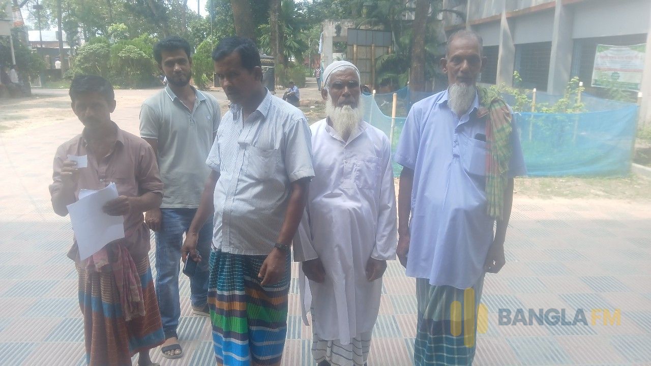 চরভদ্রাসনে মৎস্য তালিকা ভুক্তজেলেদের চাল বিতরণ অনিয়ম 