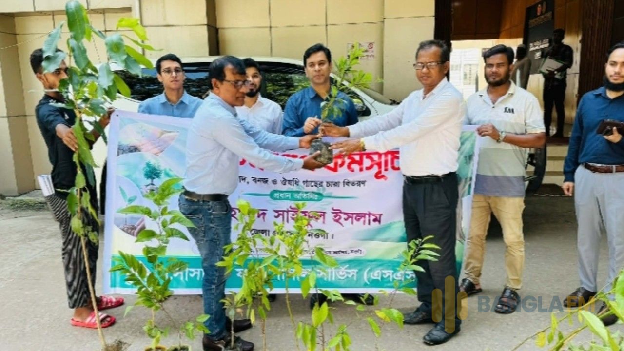 নওগাঁয় বৃক্ষরোপণ কর্মসূচির উদ্বোধন করলেন জেলা প্রশাসক মহোদয়