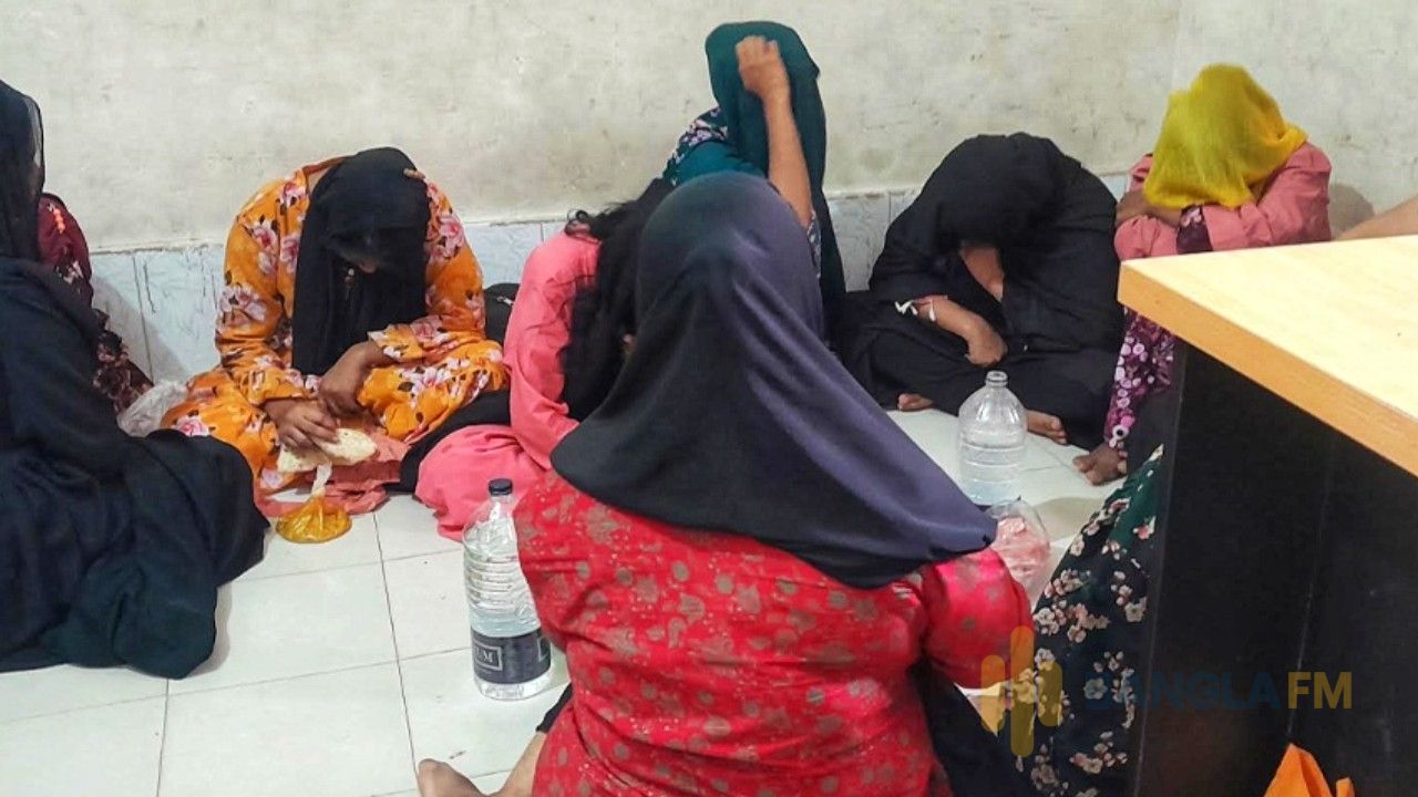 আবাসিক হোটেলে পুলিশের অভিযান: নারী-পুরুষসহ আটক ৩৯