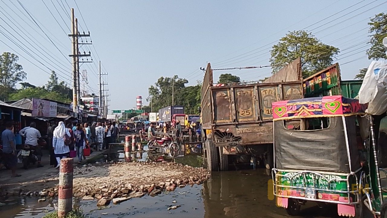 সৈয়দপুরে সরকারি ডোবা দখলে মাটি ভরাট, ড্রেন উপচে সড়কে পানি, প্রতিবাদে সড়ক অবরোধ