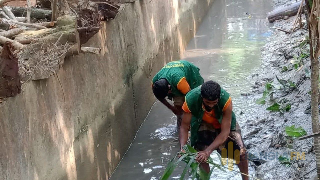 পিরোজপুরে খাল পরিষ্কারে জেলা প্রশাসন ও পৌরসভার যৌথ অভিযান