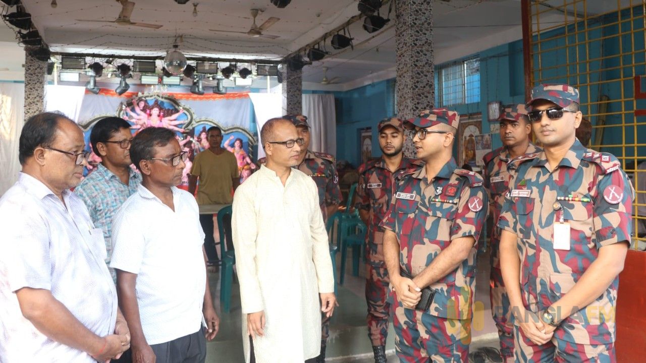 লালমনিরহাট ও কুড়িগ্রাম জেলার সীমান্তবর্তী পূজামন্ডপের নিরাপত্তা নিশ্চিতে ০৯ প্লাটুন বিজিবি মোতায়েন
