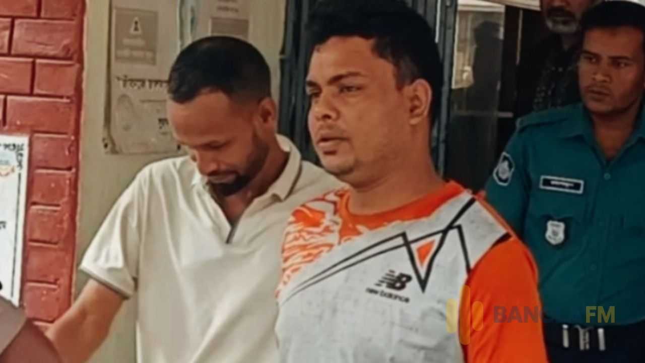 ​রংপুরের ‘স্কাই ভিউ’ হোটেল থেকে ইয়াবাসহ ২ পুলিশ সদস্য গ্রেপ্তার