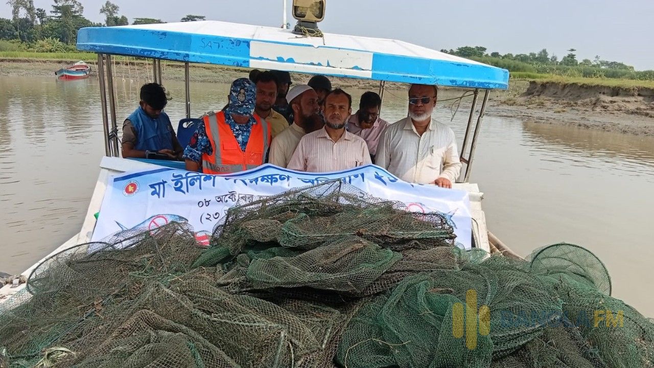 লক্ষ্মীপুরে নিষেধাজ্ঞা অমান্য করে নদীতে ইলিশ শিকার ৩৪ জেলে আটক, ২ মণ ইলিশ জব্দ