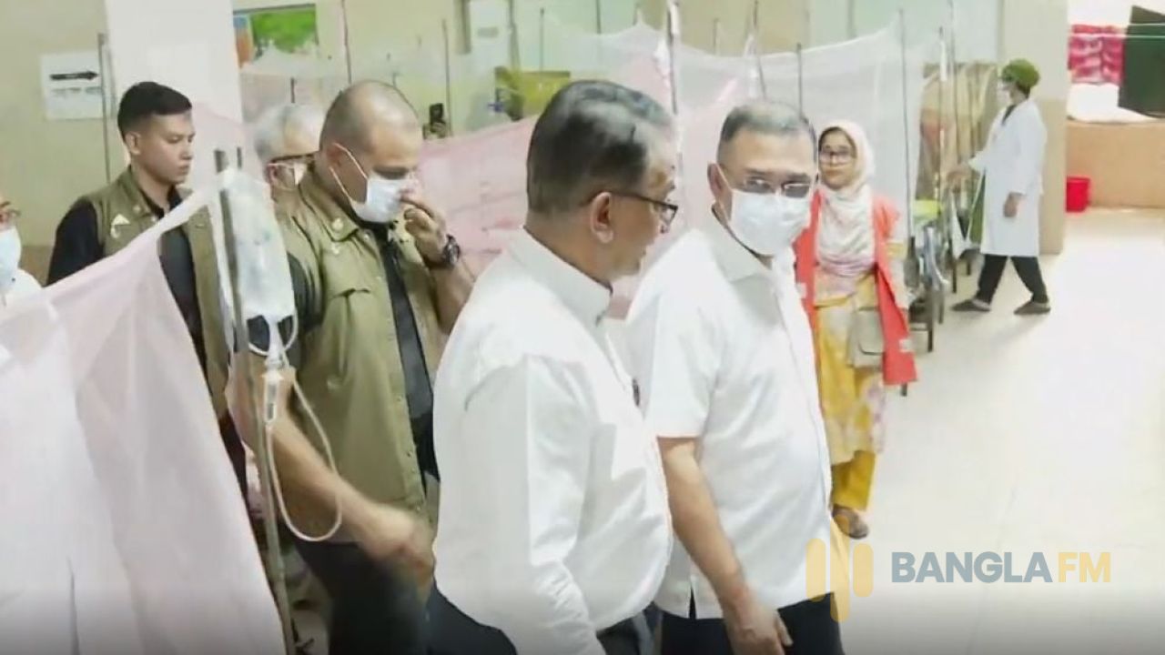 হাসপাতালে আকস্মিক পরিদর্শনে চিকিৎসকের কক্ষে ধূমপান, তাৎক্ষণিক বরখাস্তের নির্দেশ