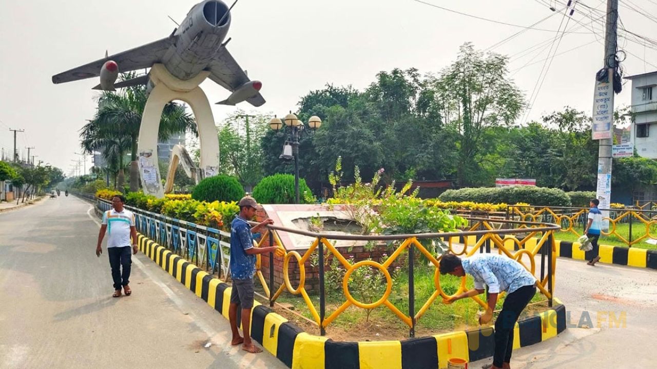 তুলির আঁচড়ে সাজছে রাজশাহী নগরী, প্রধানমন্ত্রীকে বরণে প্রস্তুতি