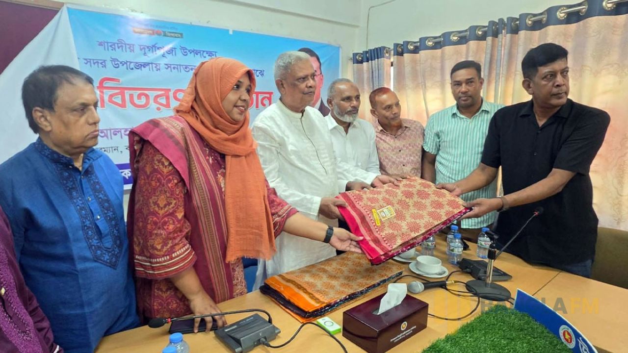 নোয়াখালীতে দুর্গাপূজা উপলক্ষে শাড়ি বিতরণ
