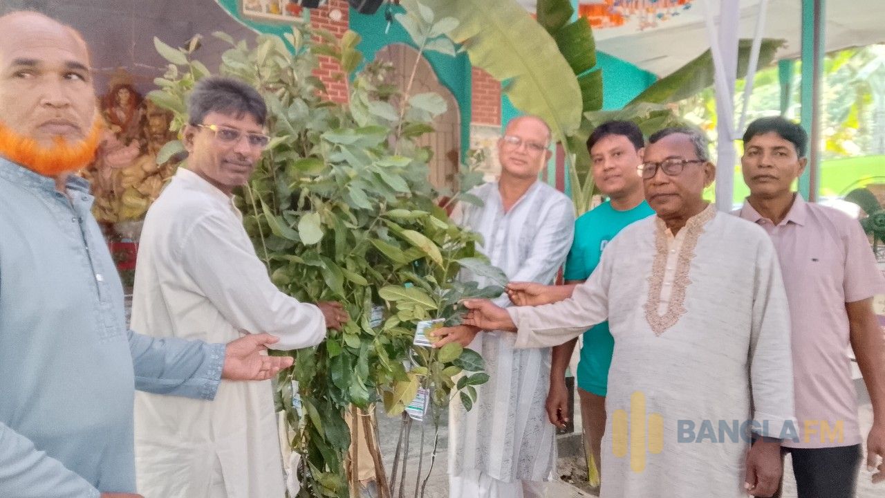 রাজারহাটে দুর্গামন্দিরে গাছ বিতরণ করলেন শহিদুল ইসলাম ব্যাপারী