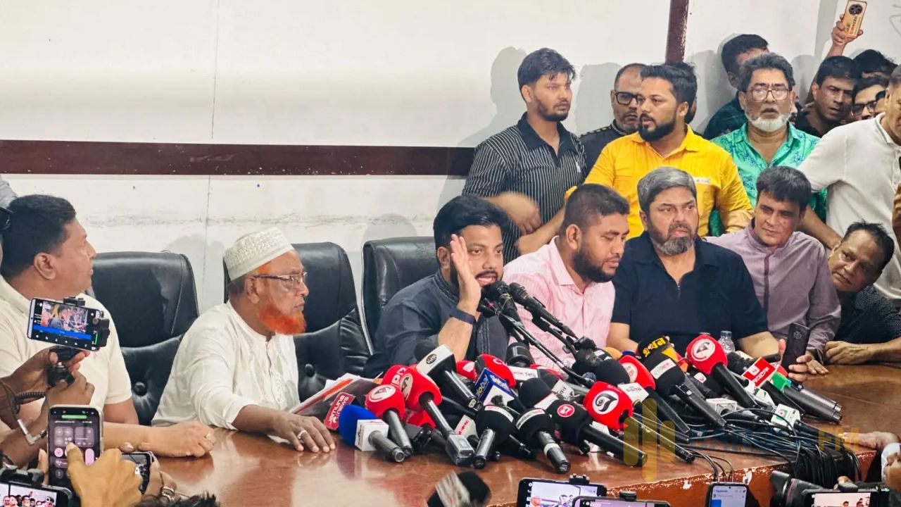 নেতা-কর্মী নিয়ে প্রেসক্লাবে ইশরাক হোসেন, সংবাদ সম্মেলনে কথা বলছেন