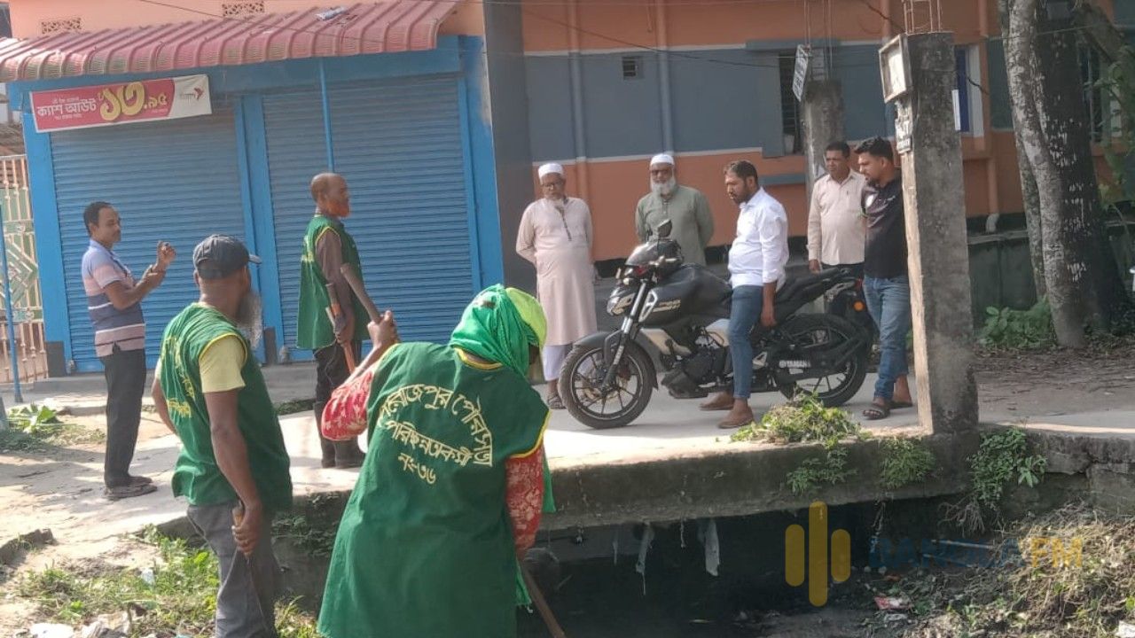 পিরোজপুর পৌরসভার পরিছন্নতা অভিযানে ডিসি পাড়া এলাকায় পরিষ্কার পরিচ্ছন্নতা অভিযান