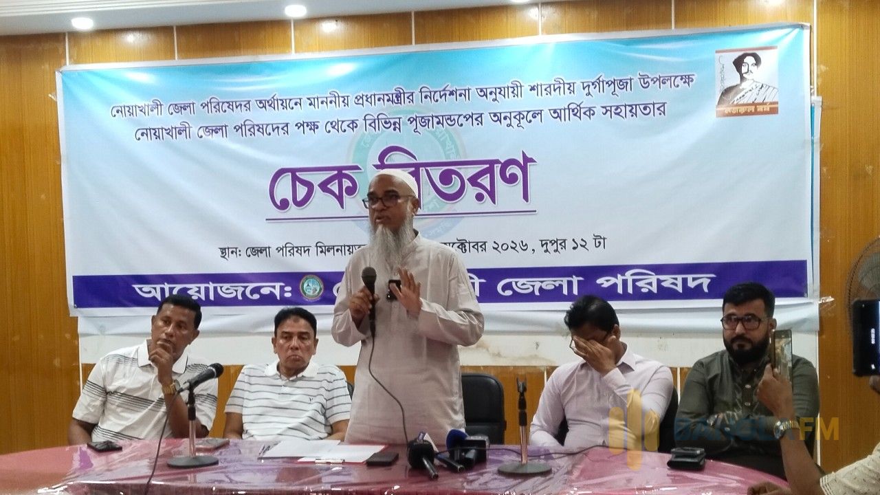 নোয়াখালীতে পূজামন্ডপে জেলা পরিষদের আর্থিক অনুদান 