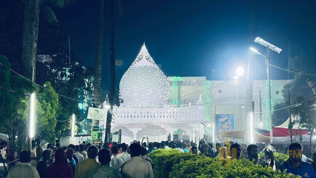কুষ্টিয়ায় লালন তিরোধান দিবসের দ্বিতীয় দিনে ছেঁউড়িয়ায় সাধু-ভক্তদের মিলনমেলা
