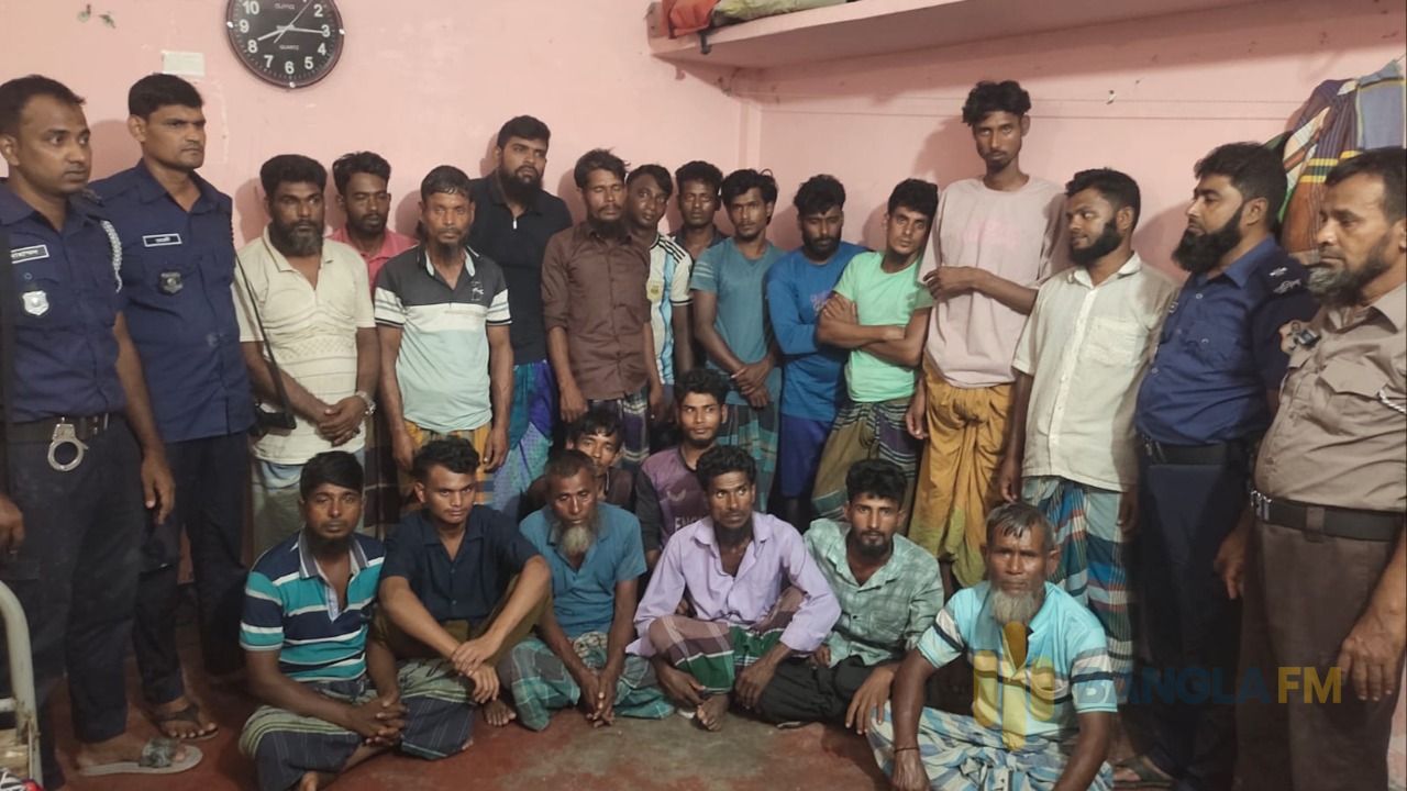 হিজলায় মা ইলিশ রক্ষায় নৌপুলিশের অভিযান, আটক ২১ জেলে