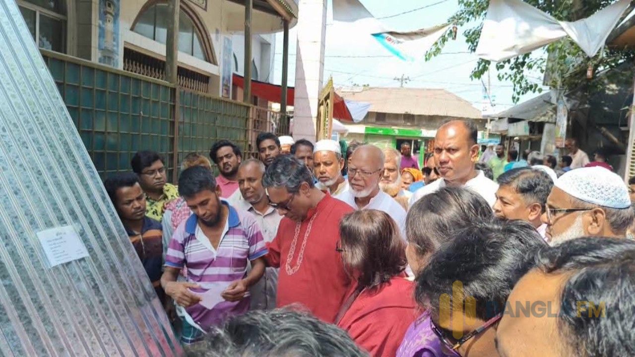 সিরাজগঞ্জের শাহজাদপুর সোনাতনী ইউনিয়নে নদী ভাঙ্গণে ক্ষতিগ্রস্থ পরিবারের মাঝে ঢেউটিন ও চেক বিতরণ 