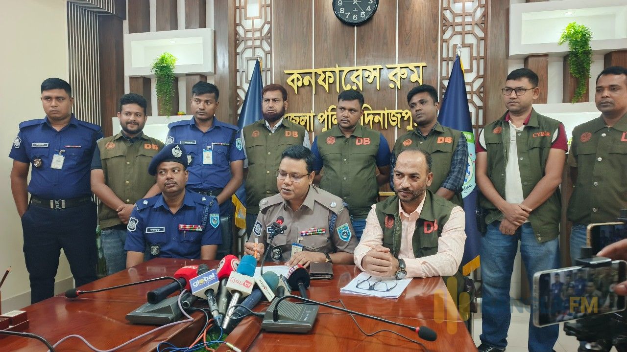 দিনাজপুরে সড়কে গাছ ফেলে ৪ গাড়িতে ডাকাতি: গ্রেফতার ৮