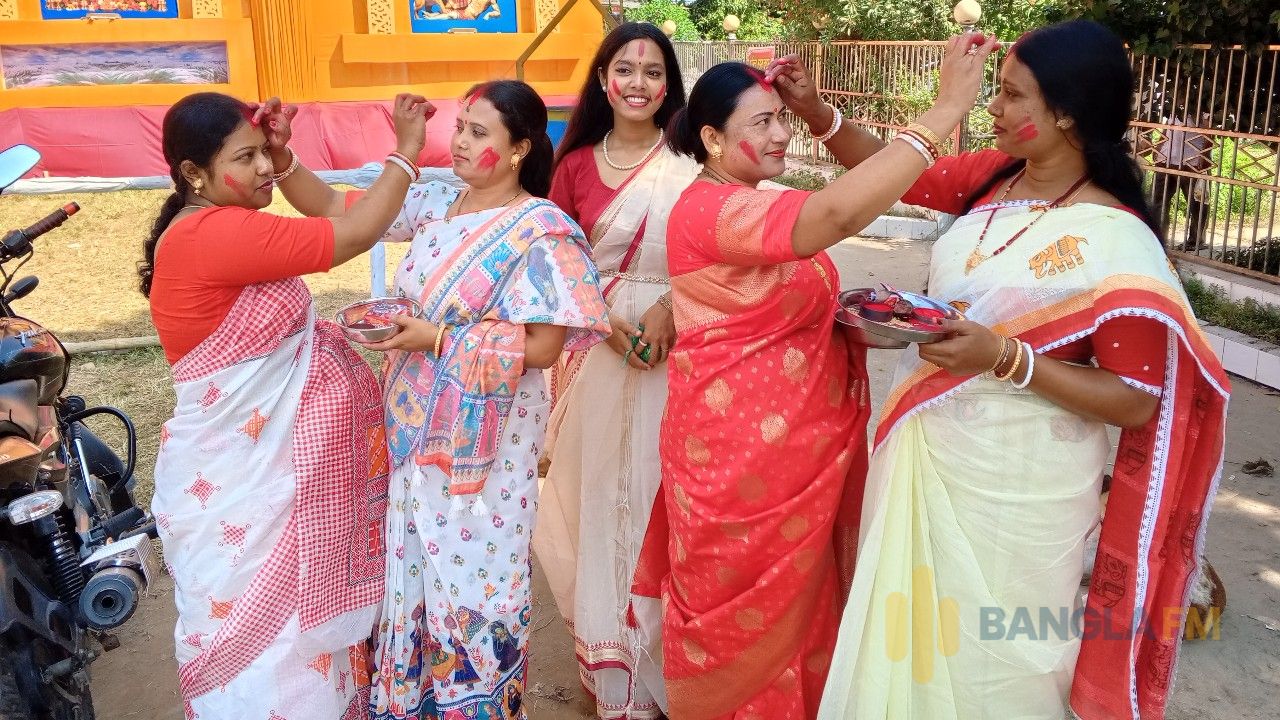 দিনাজপুরে বিজয়া দশমীতে সিঁদুর খেলায় মেতেছেন নারীরা