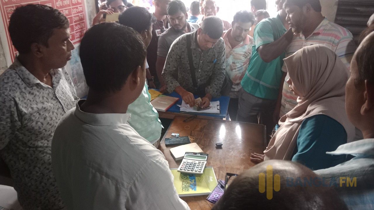 লালমনিরহাটের আদিতমারীতে অবৈধ সার মজুদ ও পাচারের অভিযোগে জরিমানা