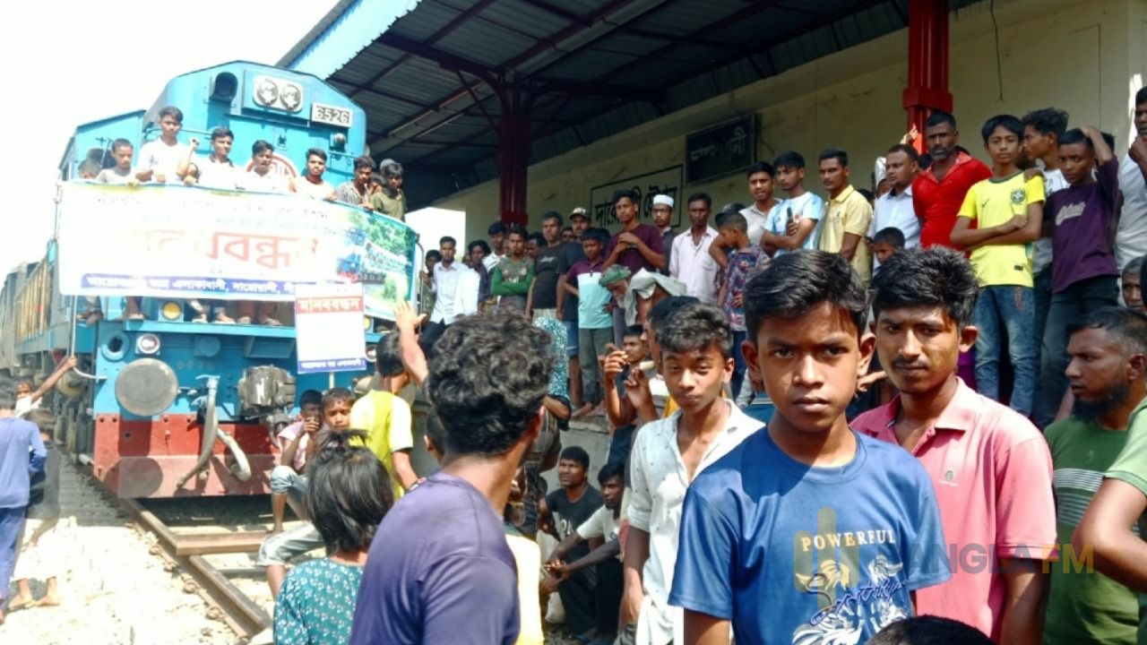 নীলফামারীর দারোয়ানীতে রেলপথ অবরোধ, ৫ ঘণ্টা পর স্বাভাবিক ট্রেন চলাচল