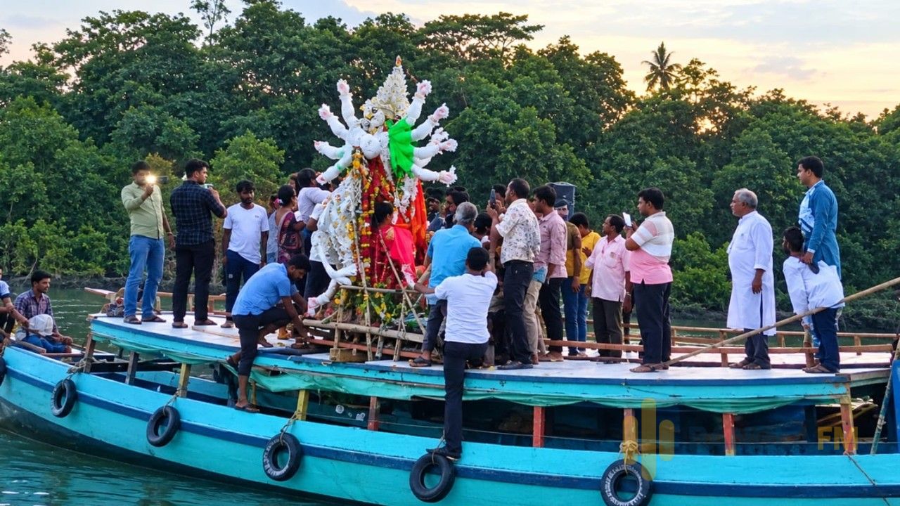 মায়ের বিদায়লগ্নে বিষাদের ছায়া: কাপ্তাইয়ে শান্তিপূর্ণভাবে কর্ণফুলী নদীতে প্রতিমা বিসর্জন